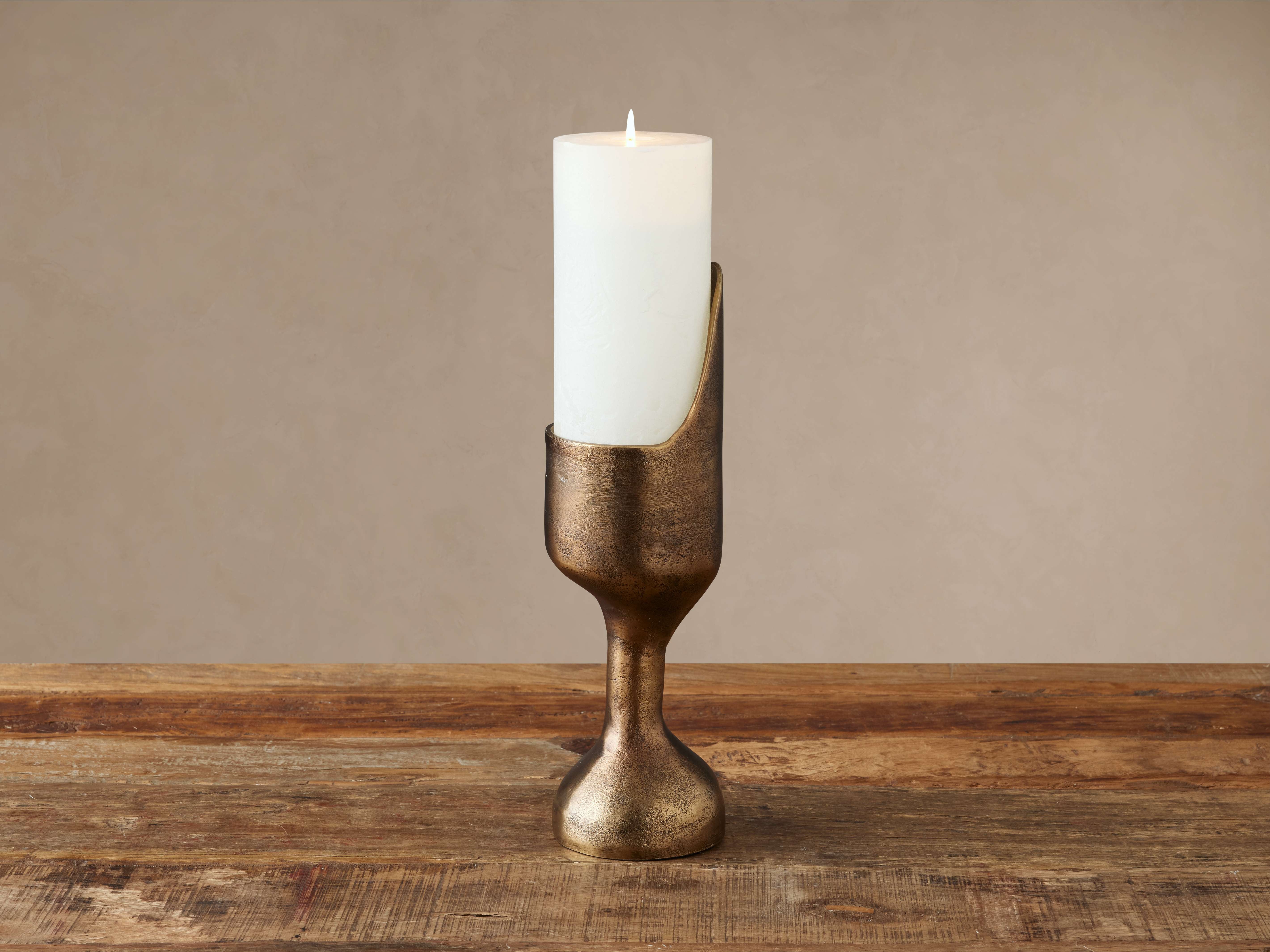 Myles Pillar Holder