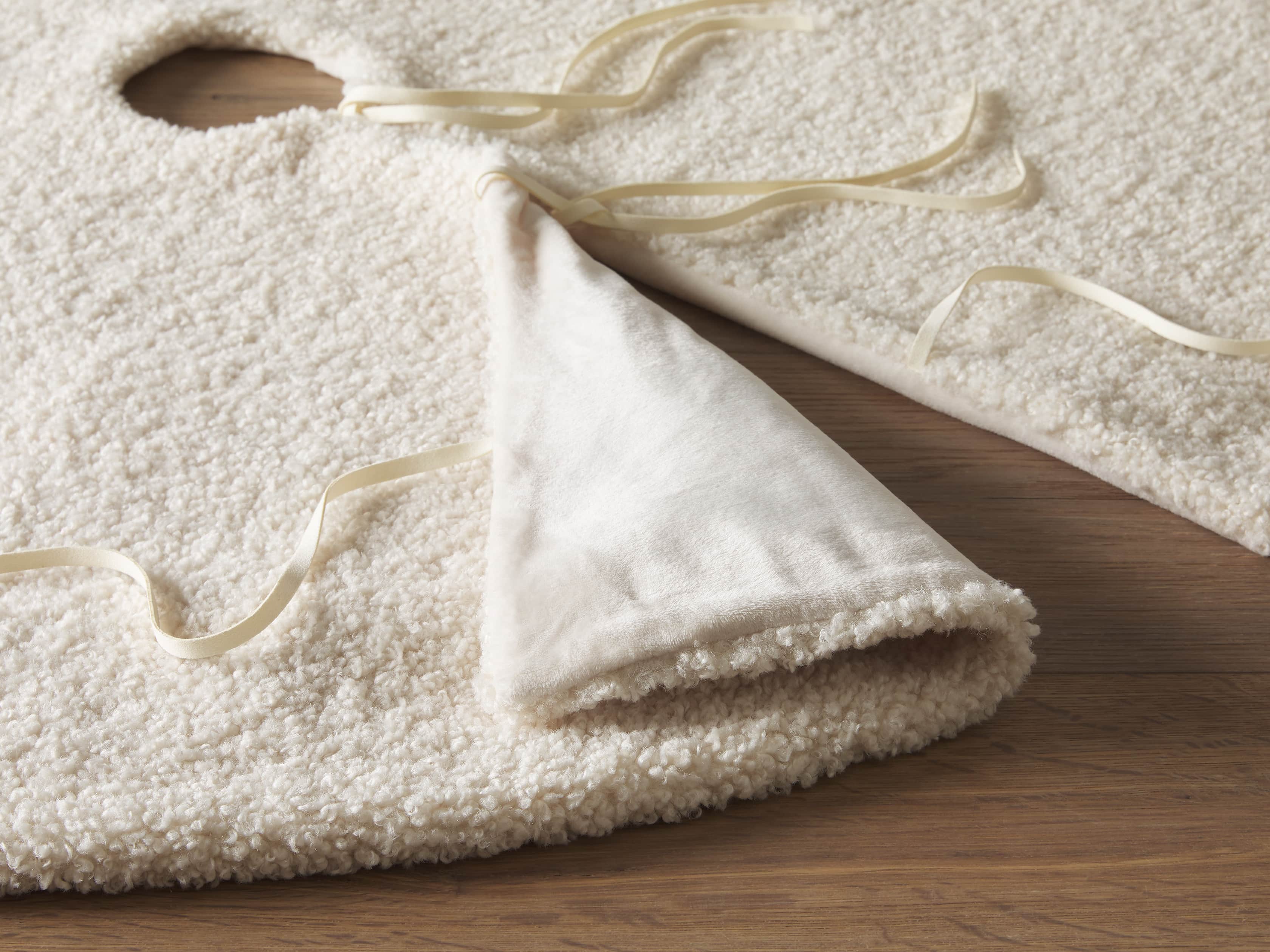Faux Sherpa Tree Skirt in Ivory