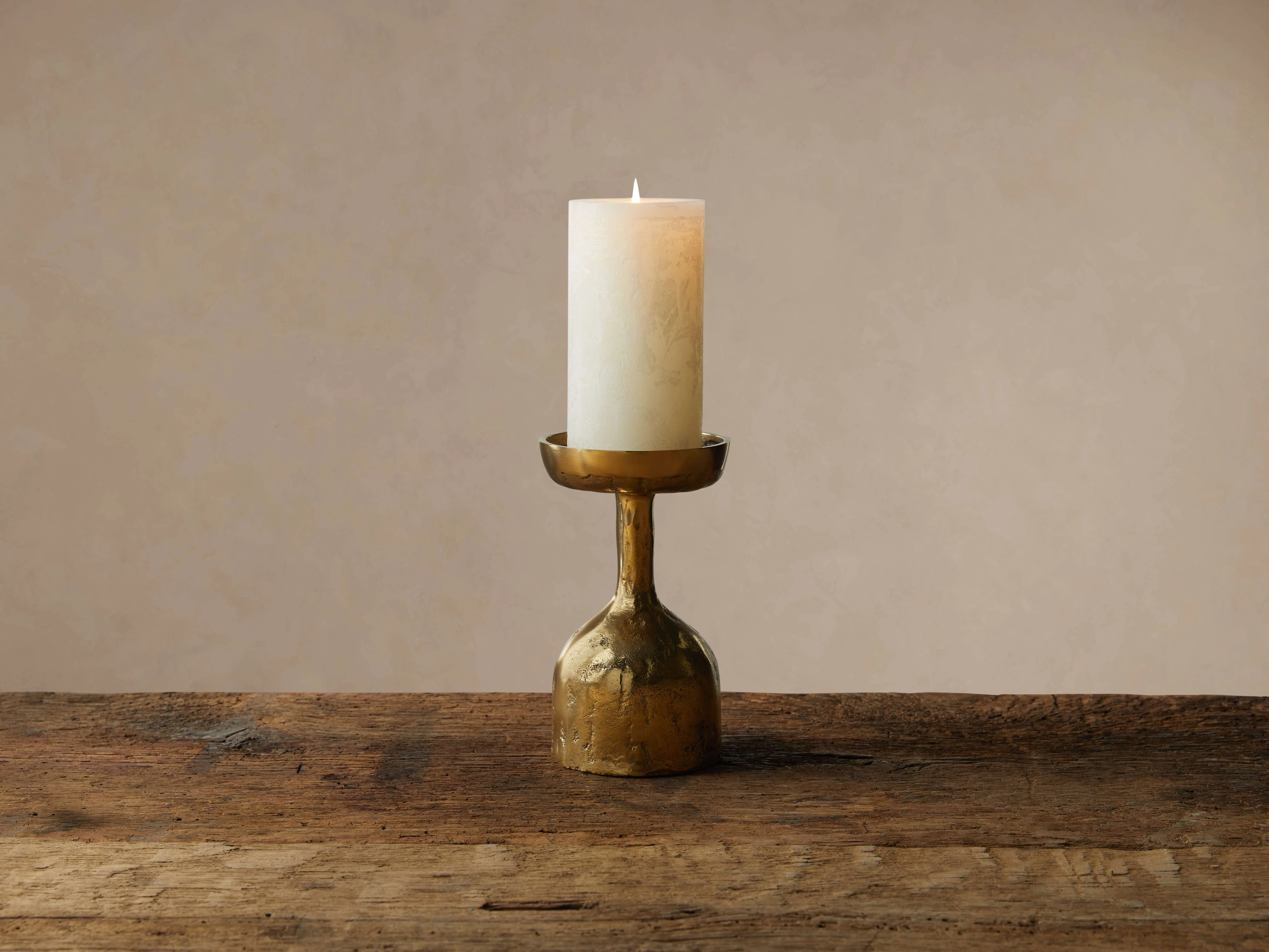Thira Pillar Holder