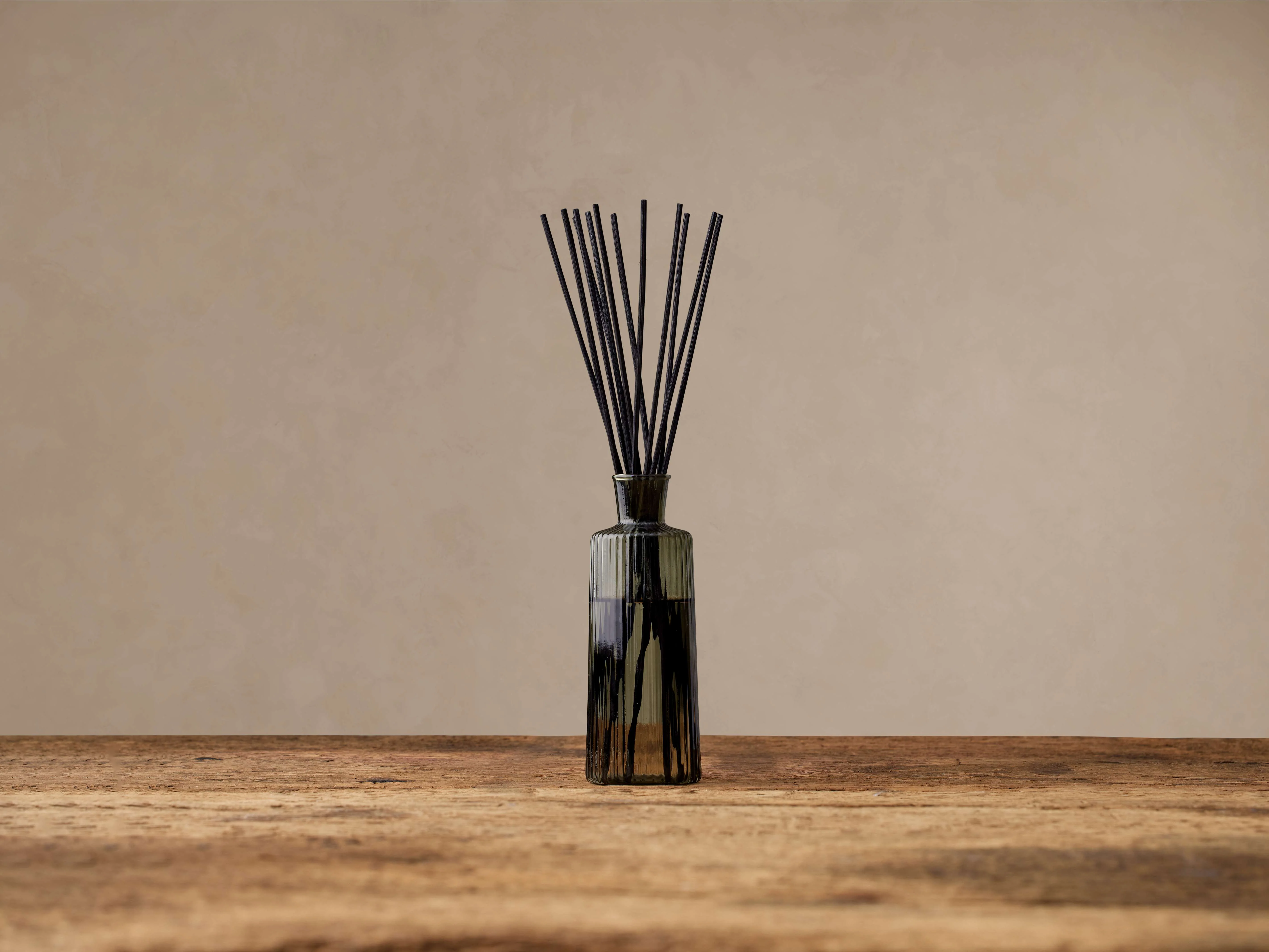 5424-signature-diffuser-in-lemon-blackberry-and-cassis-1.webp